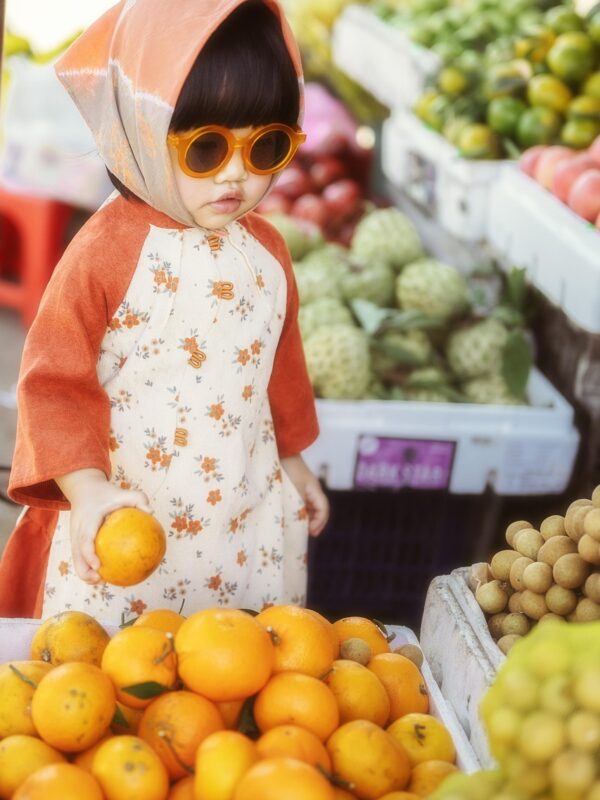 little girl, vietnam, farmer's market, market, child, fruit market, fruits, baby, tet, tet market, online grocery market