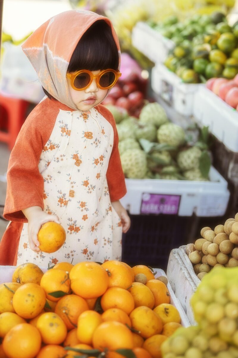 little girl, vietnam, farmer's market, market, child, fruit market, fruits, baby, tet, tet market, online grocery market