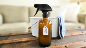 How to Make a Homemade Dusting Spray